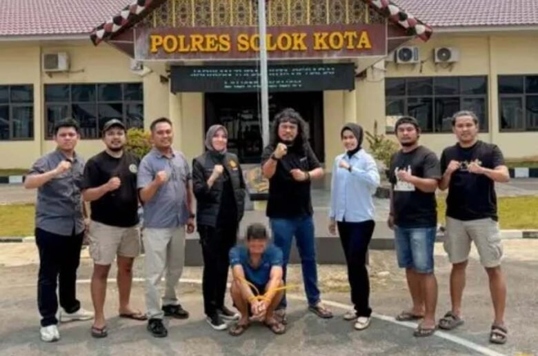 Penangkapan Pelaku Persetubuhan Anak Solok Unit PPA Satreskrim Polres Solok Kota menangkap FRA (36) yang diduga menyetubuhi anak usia 15 tahun.