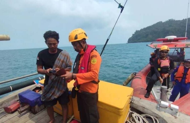 Pencarian Lima Jurnalis Hilang Selat Sunda Tim SAR gabungan memeriksa barang temuan di perairan Selat Sunda saat operasi pencarian lima jurnalis dan tiga kru Arupadhatu 1 yang hilan sejak Senin pekan lalu (7/9/2026).