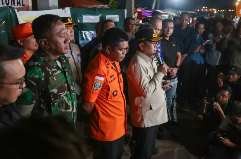 Pencarian Lima Jurnalis dan Tiga Kru Arupadhatu 1 Gubernur Banten Andra Soni mengumumkan secara resmi penghentian operasi pencarian lima jurnalis dan tiga kru kapal Arupadhatu 1, di Posko SAR Nasional Carita, Pandeglang, Banten, Kamis (17/9). (Foto: Liputan6)