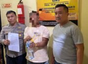 Tersangka pencurian OP (tengah) bersama petugas Satreskrim Polres Pasaman Barat usai diamankan karena membobol dua rumah di Nagari Aia Gadang, Kamis (17/9/2026).