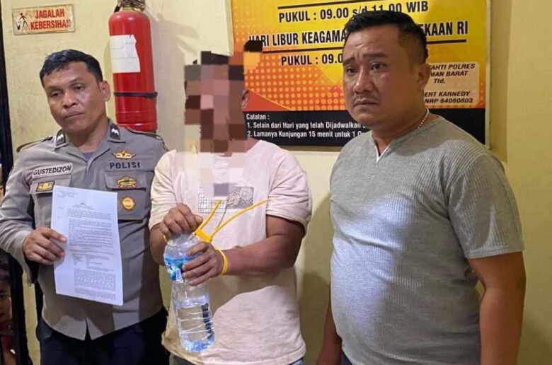 Pencurian Rumah Nagari Aia Gadang Pasaman Barat Tersangka pencurian OP (tengah) bersama petugas Satreskrim Polres Pasaman Barat usai diamankan karena membobol dua rumah di Nagari Aia Gadang, Kamis (17/9/2026).