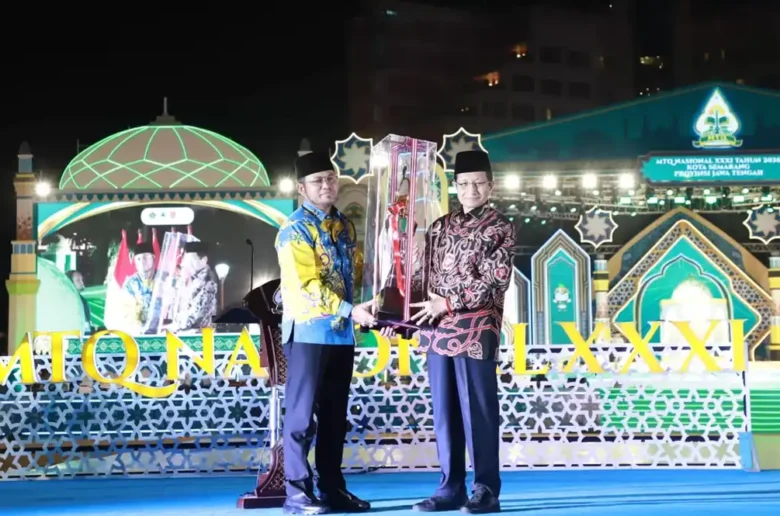 Penutupan MTQ 2026 Semarang Sumbar Gagal 10 Besar Momen penyerahan trofi juara umum oleh Menteri Agama kepada Kalimantan Timur yang berhasil mendominasi dan keluar sebagai pemenang pada penutupan MTQ Nasional 2026.