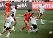 Aksi pemain Persija Jakarta dan Persib Bandung dalam duel klasik di Stadion Utama Gelora Bung Karno, Sabtu 12 September 2026. Laga berakhir 2-1 untuk kemenangan tuan rumah lewat gol dramatis Ivan Mamut di menit 90+5.