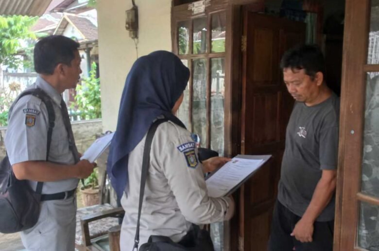 Petugas Samsat Datang ke Rumah Ilustrasi petugas Samsat mendatangi rumah wajib pajak untuk menagih tunggakan pajak kendaraan bermotor. (AI)