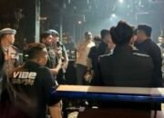Tim gabungan Polda Sumbar dan instansi terkait melakukan pemeriksaan identitas serta tes urine kepada para pengunjung tempat hiburan malam di Kota Padang, Minggu (20/9/2026) dini hari.