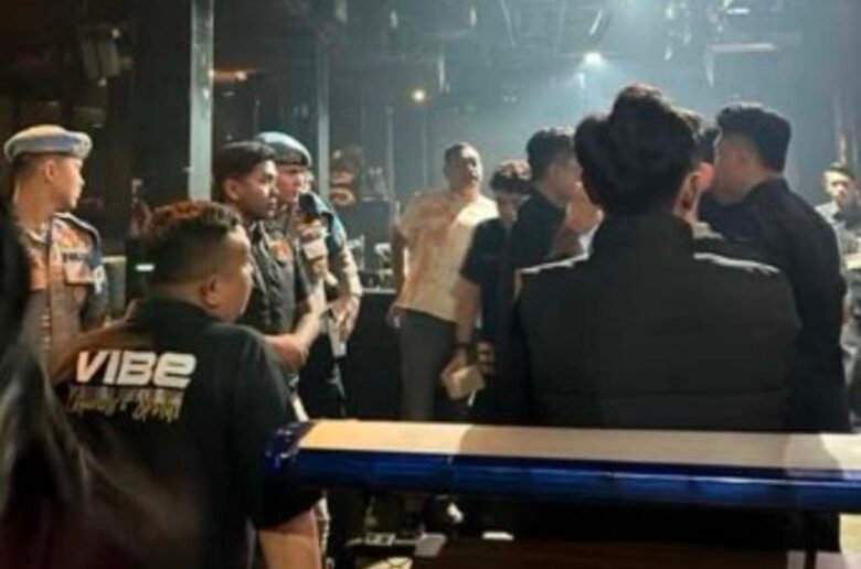 Tim gabungan Polda Sumbar dan instansi terkait melakukan pemeriksaan identitas serta tes urine kepada para pengunjung tempat hiburan malam di Kota Padang, Minggu (20/9/2026) dini hari.