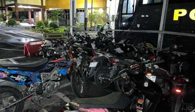 Polresta Padang Knalpot Brong Belasan unit sepeda motor berknalpot brong dan tanpa pelat nomor diamankan di Mapolresta Padang usai terjaring penertiban KRYD Timsus Alfa, Minggu (20/9) dini hari.