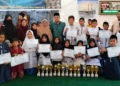 Pengurus MDTA Bustanul Huda, Kelurahan Ulak Karang Selatan, Kecamatan Padang Utara, Kota Padang, berfoto bersama santri yang berhasil meraih gelar juara pada Pekan Olahraga dan Seni Antar Diniyah (Porsadin) ke-11 Tingkat Kecamatan Padang Utara, di MDTA Masjid At Taqwa, Air Tawar Barat, Minggu (27/9/2026).