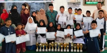 Pengurus MDTA Bustanul Huda, Kelurahan Ulak Karang Selatan, Kecamatan Padang Utara, Kota Padang, berfoto bersama santri yang berhasil meraih gelar juara pada Pekan Olahraga dan Seni Antar Diniyah (Porsadin) ke-11 Tingkat Kecamatan Padang Utara, di MDTA Masjid At Taqwa, Air Tawar Barat, Minggu (27/9/2026).