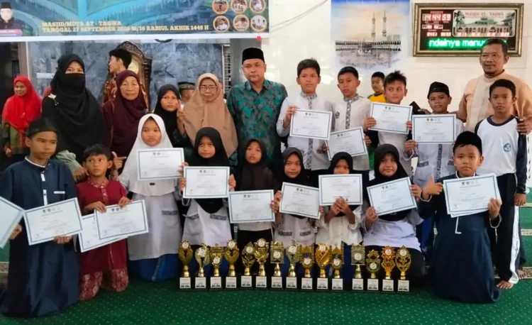 Pengurus MDTA Bustanul Huda, Kelurahan Ulak Karang Selatan, Kecamatan Padang Utara, Kota Padang, berfoto bersama santri yang berhasil meraih gelar juara pada Pekan Olahraga dan Seni Antar Diniyah (Porsadin) ke-11 Tingkat Kecamatan Padang Utara, di MDTA Masjid At Taqwa, Air Tawar Barat, Minggu (27/9/2026).