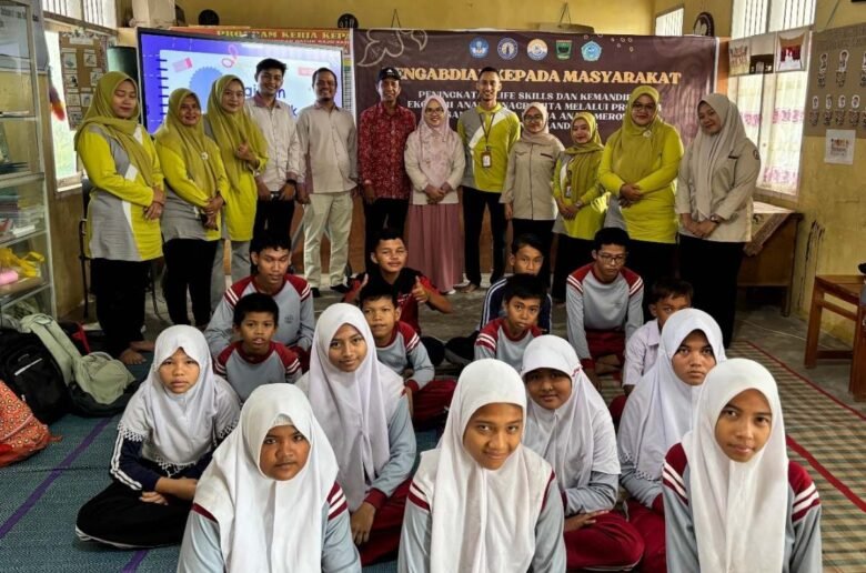 Program Dunsanak Universitas Mercubaktijaya Tim pengabdian Universitas Mercubaktijaya Padang foto bersama guru dan siswa SLB Bundo Kanduang Padang usai pembukaan Program Dunsanak Meronce.