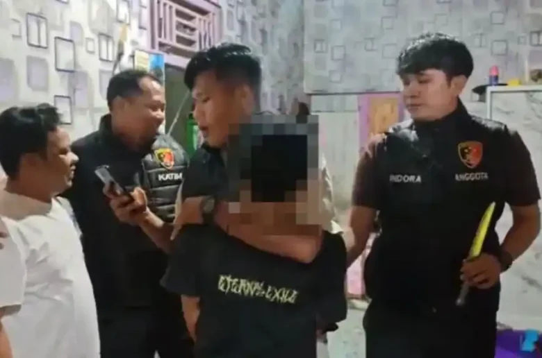 Tim URC Satreskrim Polres Pasaman Barat meringkus terpidana AD (18 tahun) beserta barang bukti pisau dapur usai mengamuk dan merusak rumah di Jorong Rimbo Janduang, Nagari Lingkuang Aua Baru, Kecamatan Pasaman, Pasaman Barat.