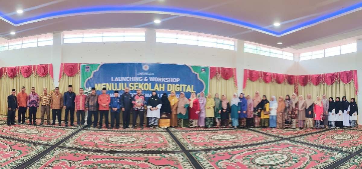Pimpinan dan pengelola SMP IT Sabbihisma beserta jajaran tamu undangan berfoto bersama usai peluncuran SMP IT Sabbihisma menuju Sekolah Digital dan tasyakuran Program Model Pembelajaran Mendalam dan Koding Kecerdasan Artifisial, di Aula Sabbihisma Anak Air, Padang.
