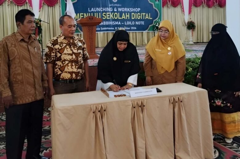 Kepala SMP IT Sabbihisma Zulherma menandatangani berkas kerja sama menuju sekolah digital berkolaborasi dengan platform LoiloNote, di Aula Sabbihisma, Anak Air, Kota Padang, Selasa (8/9/2026).