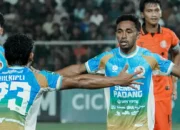 Pemain Semen Padang FC merayakan gol yang dicetak ke gawang Persiraja Banda Aceh, pada laga perdana Grup A Liga 2 Pegadaian Championship 2026/2027, di Stadion H. Dimurthala, Minggu malam (13/9/2026).