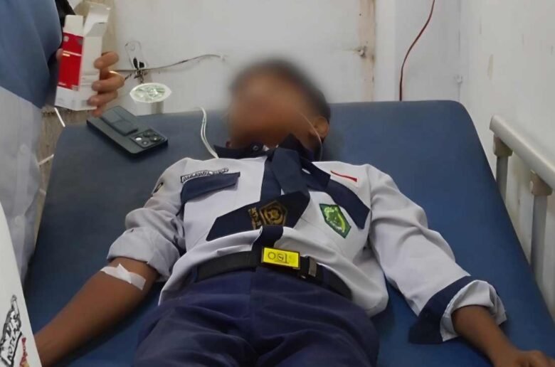 Seorang siswa MTsN 1 Kota Pariaman menjalani perawatan intensif usai mengalami gejala keracunan setelah menyantap menu MBG.