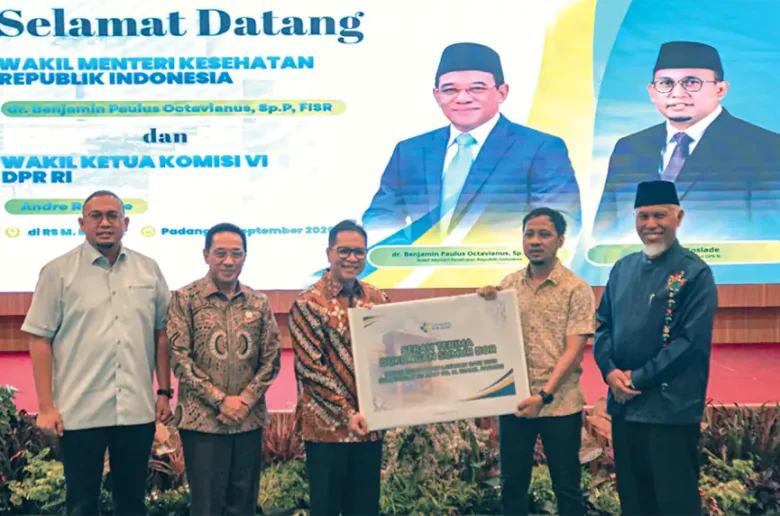 Sumur bor RS M Djamil Padang Wamenkes RI dr. Benjamin Paulus Octavianus bersama Wakil Ketua Komisi VI DPR RI Andre Rosiade, Gubernur Sumbar Mahyeldi, Dirut RS M. Djamil Dr. dr. Dovy Djanas, dan Plt Kabalai BWS Sumatera V Reski Wahyudi, saat serah terima dukungan sumur bor di RS M. Djamil Padang, Jumat (18/9/2026).