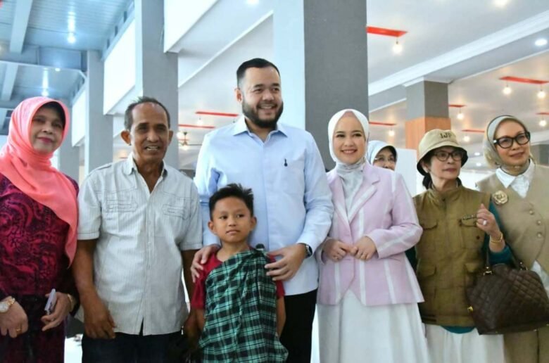 Sunat Gratis Indo Jalito Padang Wali Kota Padang Fadly Amran berfoto bersama anak peserta sunatan massal dan sejumlah pihak usai pembukaan kegiatan di Bagindo Aziz Chan Youth Center, Kota Padang, 12 September 2026.