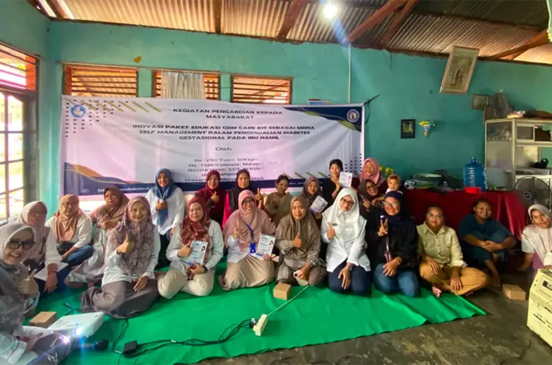 Universitas Mercubaktijaya GDM Care Kit Foto Bersama Tim pengabdian masyarakat Universitas Mercubaktijaya berfoto bersama para ibu hamil dan kader Posyandu Bahari usai sosialisasi inovasi GDM Care Kit di Padang.