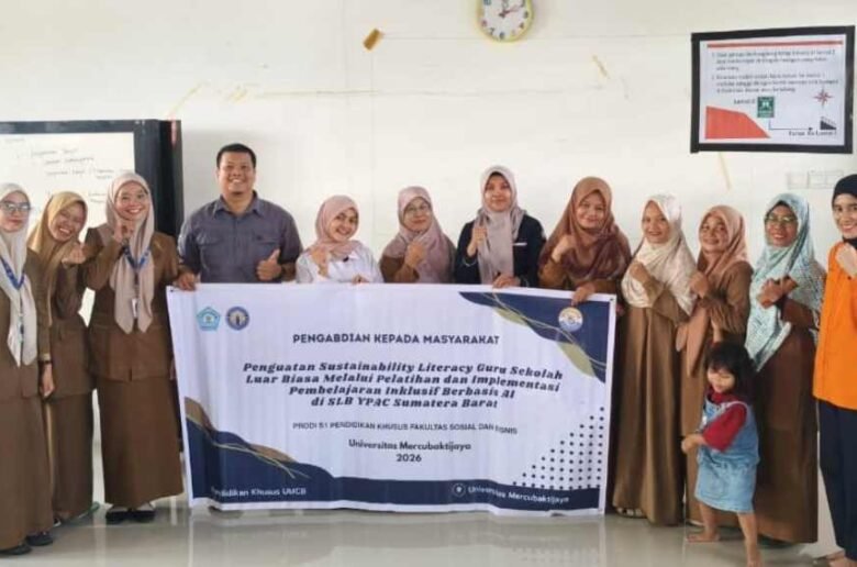 Universitas Mercubaktijaya Penguatan Guru SLB di Padang Tim Pengabdian kepada Masyarakat Universitas Mercubaktijaya berfoto bersama pada kegiatan pelatihan penguatan sustainability literacy bagi guru SLB YPAC Sumatera Barat. Para guru mendapatkan pelatihan pemanfaatan Artificial Intelligence untuk pembelajaran inklusif dan adaptif bagi peserta didik berkebutuhan khusus.