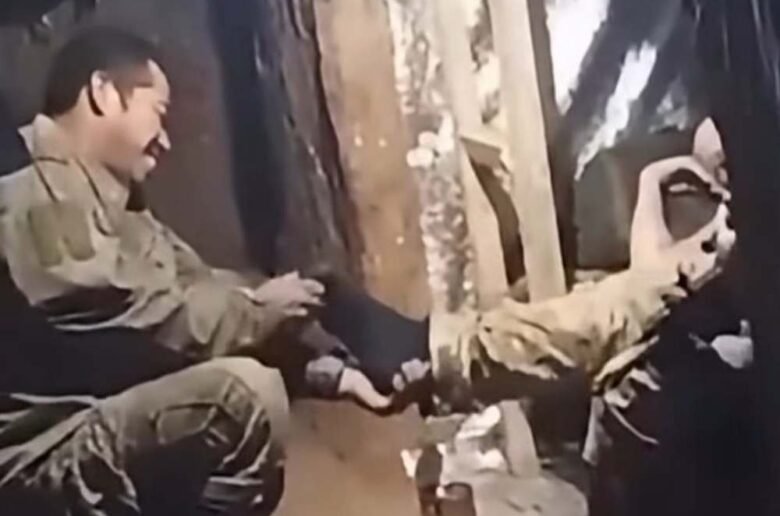 WNI Pijat Tentara Ukraina Viral video WNI diduga tentara bayaran Rusia tertangkap Batalyon 225 Ukraina. Usai dirawat dan diberi makan, ia membalas budi dengan memijat prajurit khas Cimande.