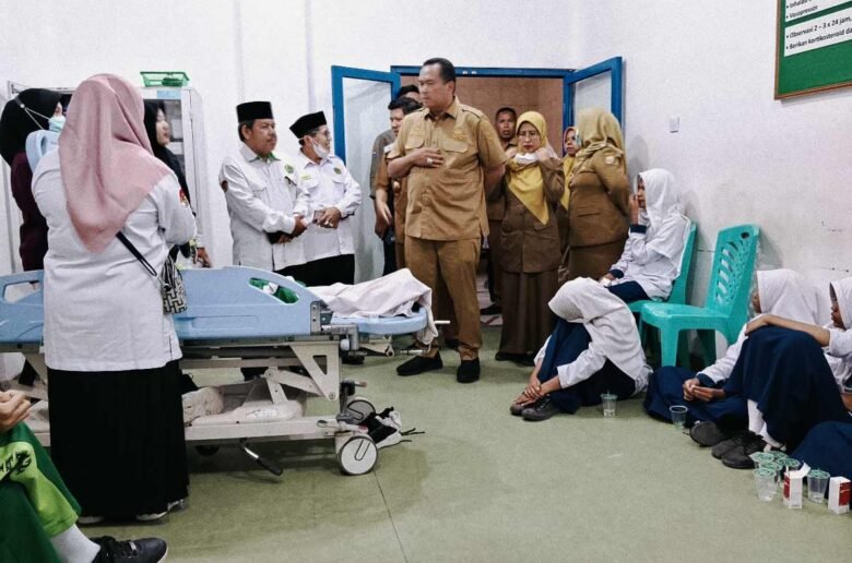 Wako Yota Balad Tinjau Korban Keracunan MBG Wako Yota Balad melihat kondisi siswa korban dugaan keracunan MBG di salah satu rumah sakit di Kota Pariaman, Senin (14/9/2026).