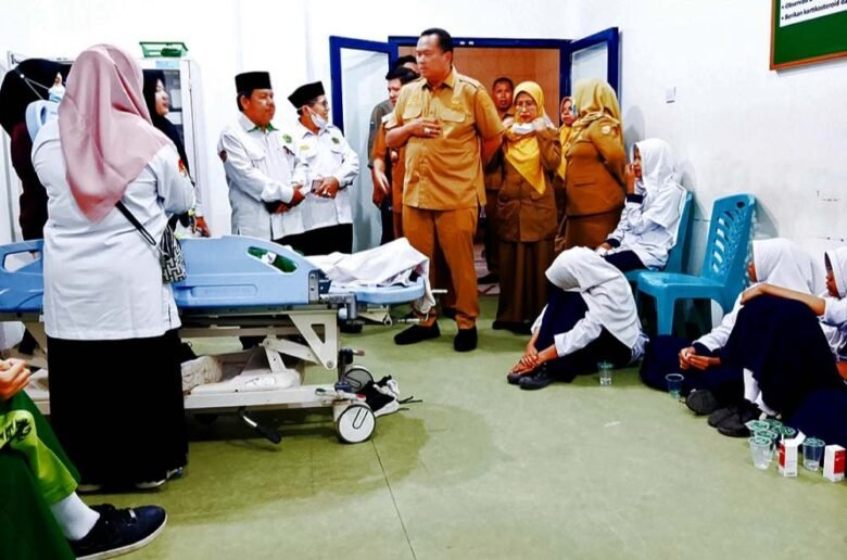 Wako Yota Balad Tinjau Korban Keracunan MBG Pariaman Wali Kota Pariaman Yota Balad saat meninjau kondisi siswa korban dugaan keracunan MBG. Dua siswi harus dirujuk ke RSUP M. Djamil Padang karena kondisi denyut nadi dan tekanan darah menurun.