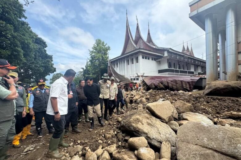 Wapres Gibran Tinjau Galodo Solok Wapres RI Gibran Rakabuming Raka meninjau lokasi terdampak bencana banjir bandang di Arosuka, Kabupaten Solok, didampingi Gubernur Sumbar Mahyeldi, Wagub Vasko Ruseimy, Bupati Solok Jon Firman Pandu, Jumat (25/9/2026).