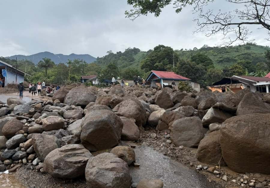 Bongkahan bebatuan raksasa yang dibawa banjir bandang galodo, Senin malam (21/9/2026).