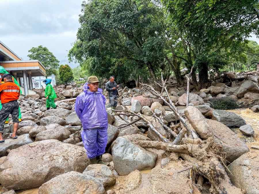 Bongkahan bebatuan raksasa yang dibawa banjir bandang galodo, Senin malam (21/9/2026).