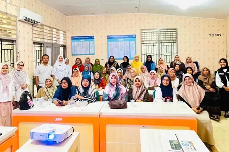 pengabdian masyarakat universitas mercubaktijaya puskesmas korong gadang kuranji Tim pengabdi Universitas Mercubaktijaya dan Poltekkes Kemenkes Padang berfoto bersama kader kesehatan Kelurahan Korong Gadang serta perwakilan Puskesmas Kuranji usai kegiatan pengabdian kepada masyarakat.