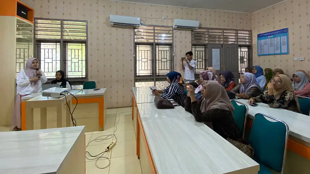 Pemberian materi penguatan kompetensi pencegahan risiko komplikasi ginjal di hadapan puluhan kader kesehatan Kelurahan Korong Gadang, Puskesmas Kuranji, Kota Padang. Pemberian materi penguatan kompetensi pencegahan risiko komplikasi ginjal di hadapan puluhan kader kesehatan Kelurahan Korong Gadang, Puskesmas Kuranji, Kota Padang.