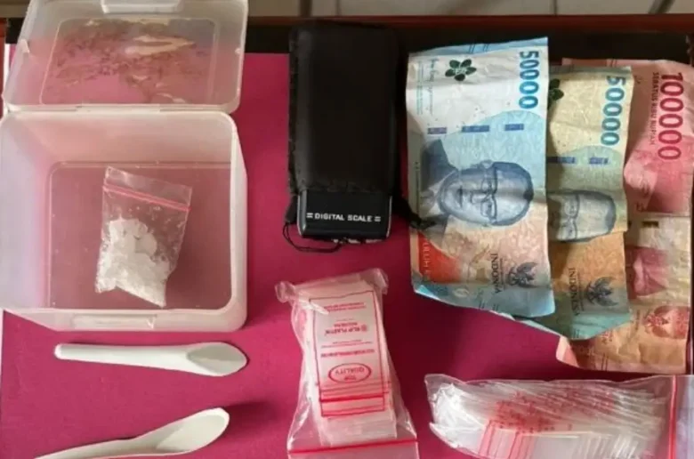 pengedar sabu kapur IX Limapuluh Kota Sejumlah barang bukti paket sabu, timbangan digital, uang tunai, plastik klip, dan telepon genggam yang disita Satresnarkoba Polres 50 Kota dari tiga pelaku di Kapur IX.