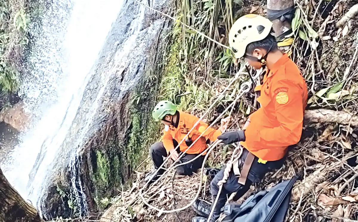 Seorang Wisatawan Tewas Terseret Arus Air Terjun Puncak Robo Harau