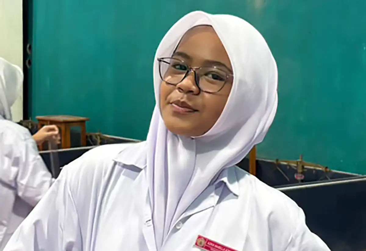 Azka nabilla azzahra, konsisten berprestasi meski jauh dari orang tua