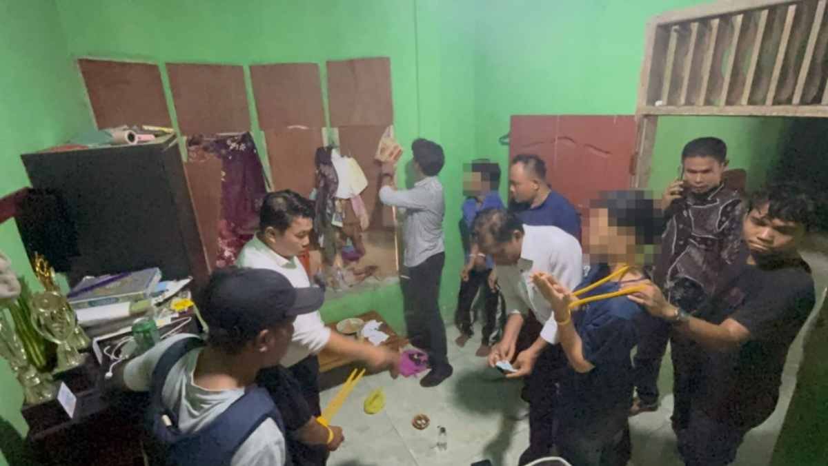 Petugas gabungan dari Polres Pasaman Barat, BNNK, dan Satpol PP menggeledah rumah terduga bandar sabu disaksikan perangkat jorong dan warga di Nagari Ampek Koto, Kecamatan Kinali, Pasaman Barat, Kamis (15/10/2026).