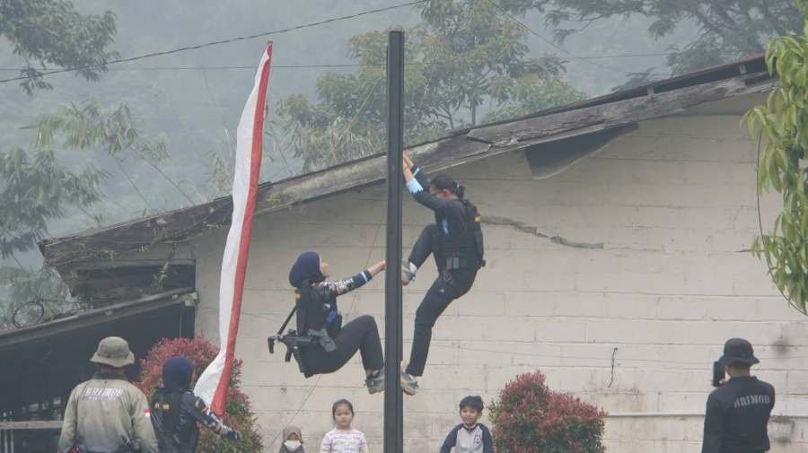 Dua personel polwan Brimob memperagakan ketangkasan pada ajang Satama Challenge di Mako Batalyon B Pelopor Padang Panjang, Kamis (22/10/2026).