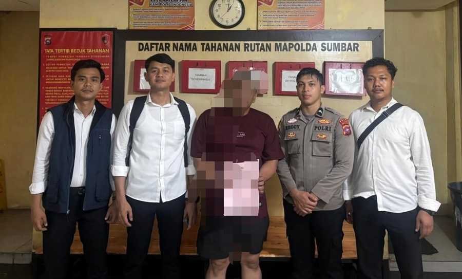 Petugas kepolisian mengawal tersangka Y yang terjerat kasus dugaan kejahatan perbankan senilai Rp2,13 miliar di area Rutan Mapolda Sumbar, Rabu (21/10/2026).