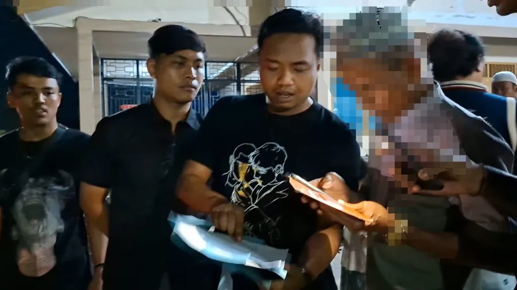 Personel Satreskrim Polres Sijunjung menangkap AH (66 tahun) yang diduga mencabuli dua anak kandungnya. (Foto: Dok Humas Polres Sijunjung)