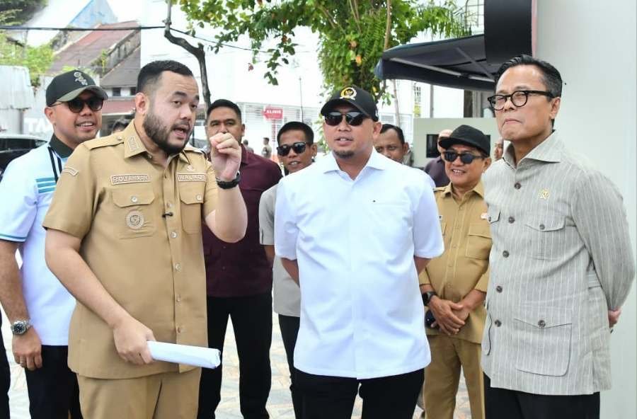 Wali Kota Padang Fadly Amran memberikan penjelasan kepada COO Danantara Indonesia Dony Oskaria dan Wakil Ketua Komisi VI DPR RI Andre Rosiade saat meninjau kesiapan sarana dermaga Pelabuhan Muaro Padang dan kawasan Kota Tua, Selasa (27/10/2026).