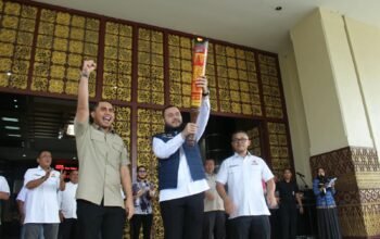 Api kirab porprov xvi tiba di balai kota padang, fadly amran beri sinyal padang siap jadi tuan rumah