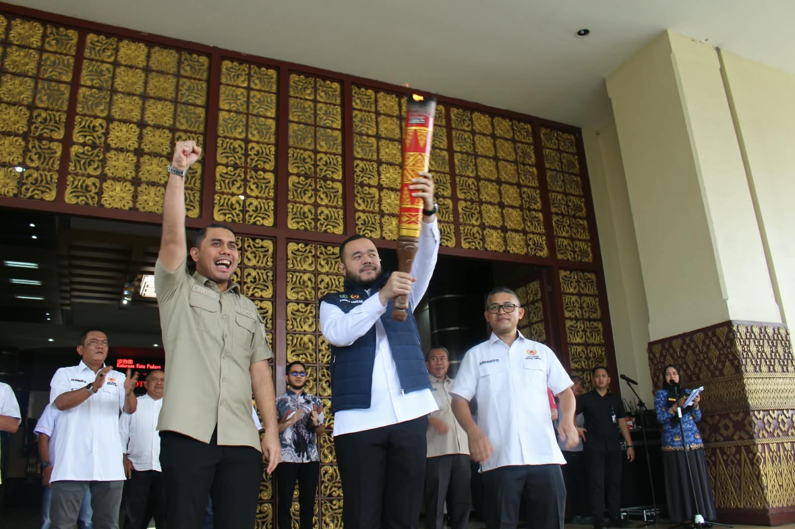 Api Kirab Porprov XVI Tiba di Balai Kota Padang, Fadly Amran Beri Sinyal Padang Siap Jadi Tuan Rumah