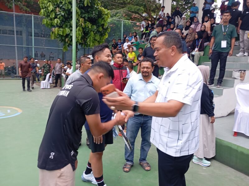 Walikota pariaman yota balad beri bonus spontan ke atlet soft tenis porprov
