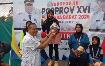 Walikota pariaman yota balad beri bonus spontan ke atlet soft tenis porprov