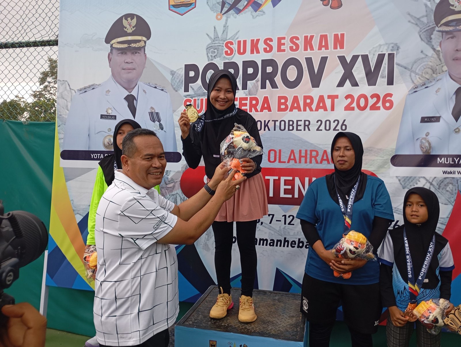 Walikota Pariaman Yota Balad Beri Bonus Spontan ke Atlet Soft Tenis Porprov