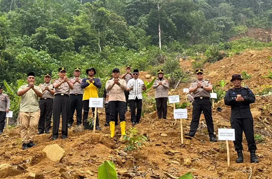 Cegah Longsor, Kapolda Sumbar Pimpin Penanaman Pohon di Kuranji