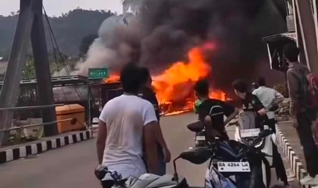 Api dan asap membubung dari kawasan pertokoan di Jalan Jawa Gadut, Limau Manis, Padang, Senin (12/10/2026). Kebakaran diduga dipicu ledakan gudang BBM.