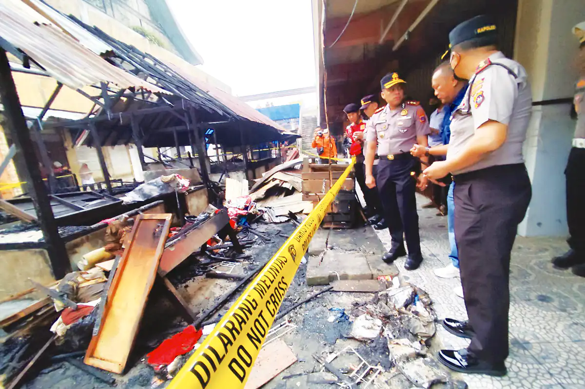Kapolres Payakumbuh AKBP Irwan Andeta bersama jajaran kepolisian meninjau lokasi kebakaran di Gang Kedai Batiah, Pusat Pertokoan Blok Timur Pasar Payakumbuh yang dipasang garis polisi, Kamis (15/10/2026).