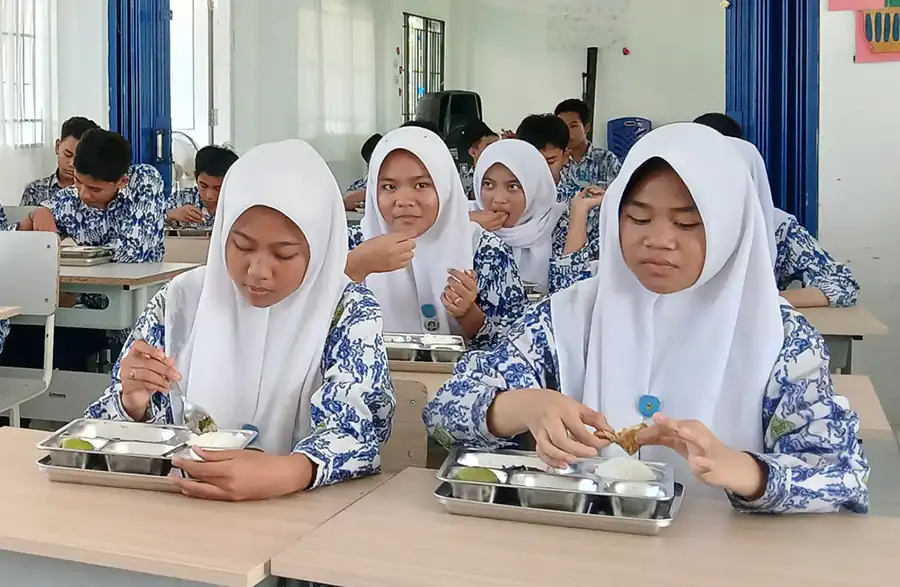 Dokumentasi - Siswa SMP Negeri 13 Padang menikmati menu dalam program Makan Bergizi Gratis. Mendagri Tito Karnavian menegaskan bahwa pemda diberi kewenangan untuk mengawasi pelaksanaan MBG, termasuk memeriksa kualitas makanan hingga menu yang disajikan.