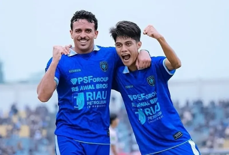 Pemain PSPS Pekanbaru selebrasi gol dalam pertandingan di Liga 2 Pegadaian Championsip.  
